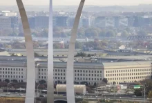 Os Estados Unidos oficializaram a transferência da liderança no apoio militar à Ucrânia para a OTAN, buscando garantir a continuidade estratégica do suporte.