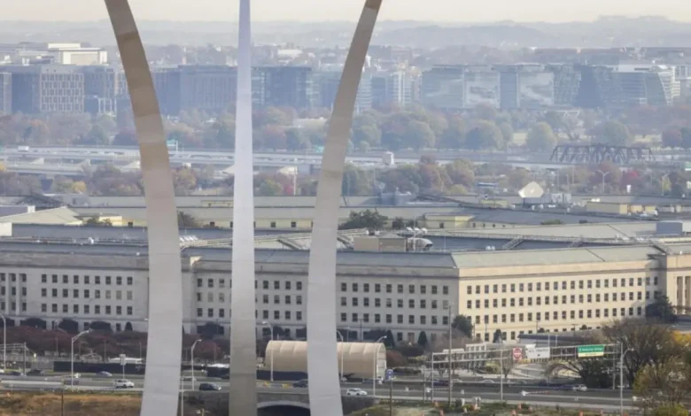 Os Estados Unidos oficializaram a transferência da liderança no apoio militar à Ucrânia para a OTAN, buscando garantir a continuidade estratégica do suporte.