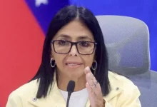 A Venezuela aposta na flexibilização de sanções e novos acordos de exploração petrolífera para tentar reaquecer sua economia. Entenda os impactos globais.