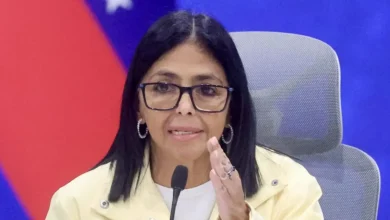 A Venezuela aposta na flexibilização de sanções e novos acordos de exploração petrolífera para tentar reaquecer sua economia. Entenda os impactos globais.