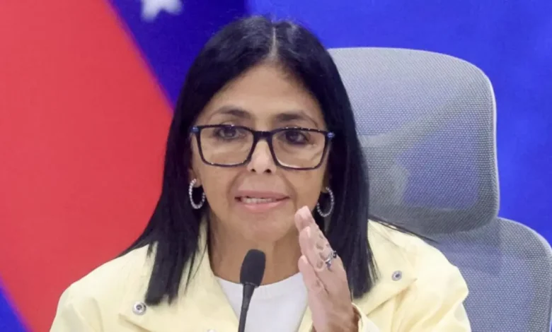 A Venezuela aposta na flexibilização de sanções e novos acordos de exploração petrolífera para tentar reaquecer sua economia. Entenda os impactos globais.