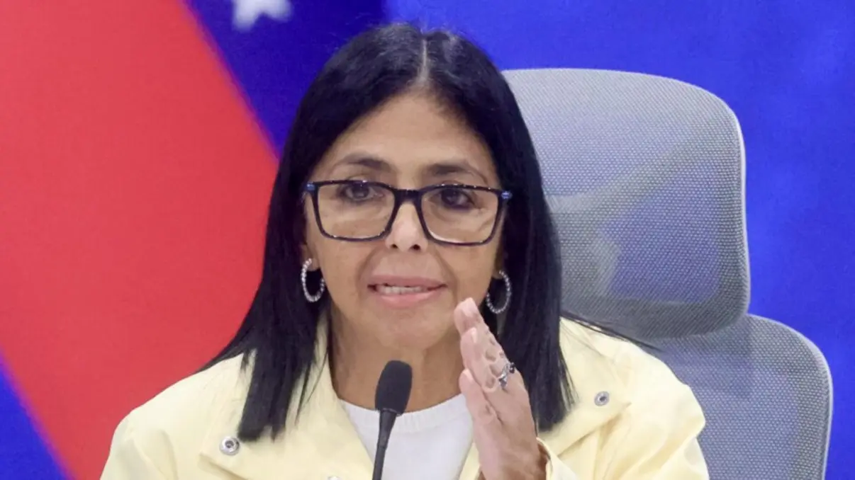 A Venezuela aposta na flexibilização de sanções e novos acordos de exploração petrolífera para tentar reaquecer sua economia. Entenda os impactos globais.