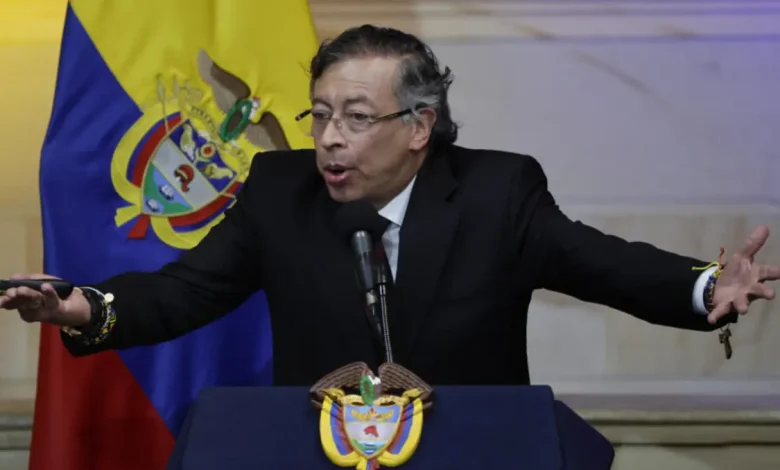 O presidente colombiano, Gustavo Petro, denuncia o uso de softwares israelenses e americanos para influenciar eleições e favorecer a direita globalmente.