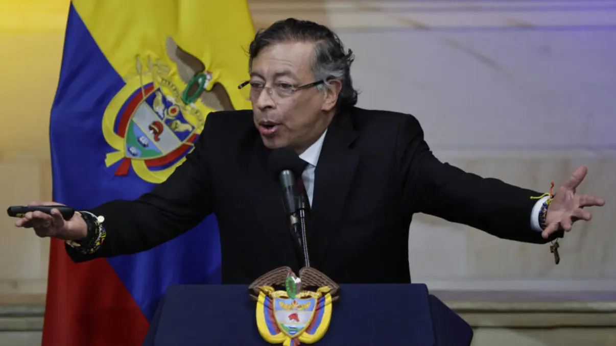 O presidente colombiano, Gustavo Petro, denuncia o uso de softwares israelenses e americanos para influenciar eleições e favorecer a direita globalmente.