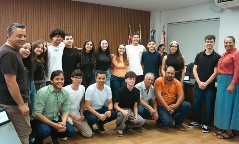 A Câmara Municipal de Maracaí oficializou a posse dos integrantes da 4ª edição do Parlamento Jovem, promovendo cidadania e o exercício democrático entre alunos.