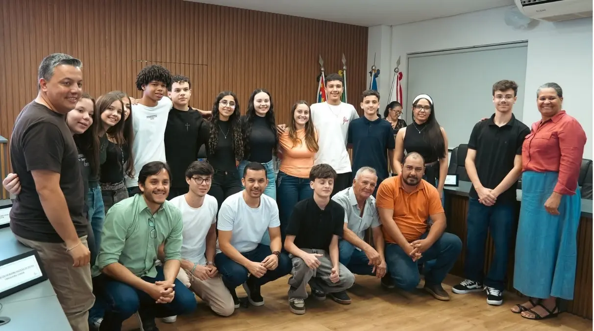 Câmara de Maracaí empossa novos vereadores do Parlamento Jovem 6 A Câmara Municipal de Maracaí oficializou a posse dos integrantes da 4ª edição do Parlamento Jovem, promovendo cidadania e o exercício democrático entre alunos.