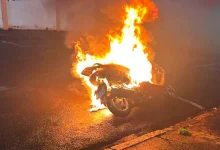 Uma motocicleta foi consumida pelas chamas em uma via pública de Assis. Equipes de socorro atenderam a ocorrência e investigam as causas do incêndio.