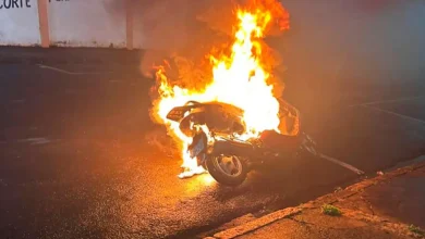 Moto pega fogo e fica destruída em via pública de Assis 2 Uma motocicleta foi consumida pelas chamas em uma via pública de Assis. Equipes de socorro atenderam a ocorrência e investigam as causas do incêndio.