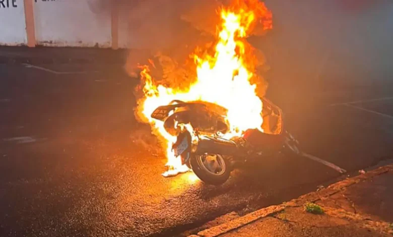 Uma motocicleta foi consumida pelas chamas em uma via pública de Assis. Equipes de socorro atenderam a ocorrência e investigam as causas do incêndio.
