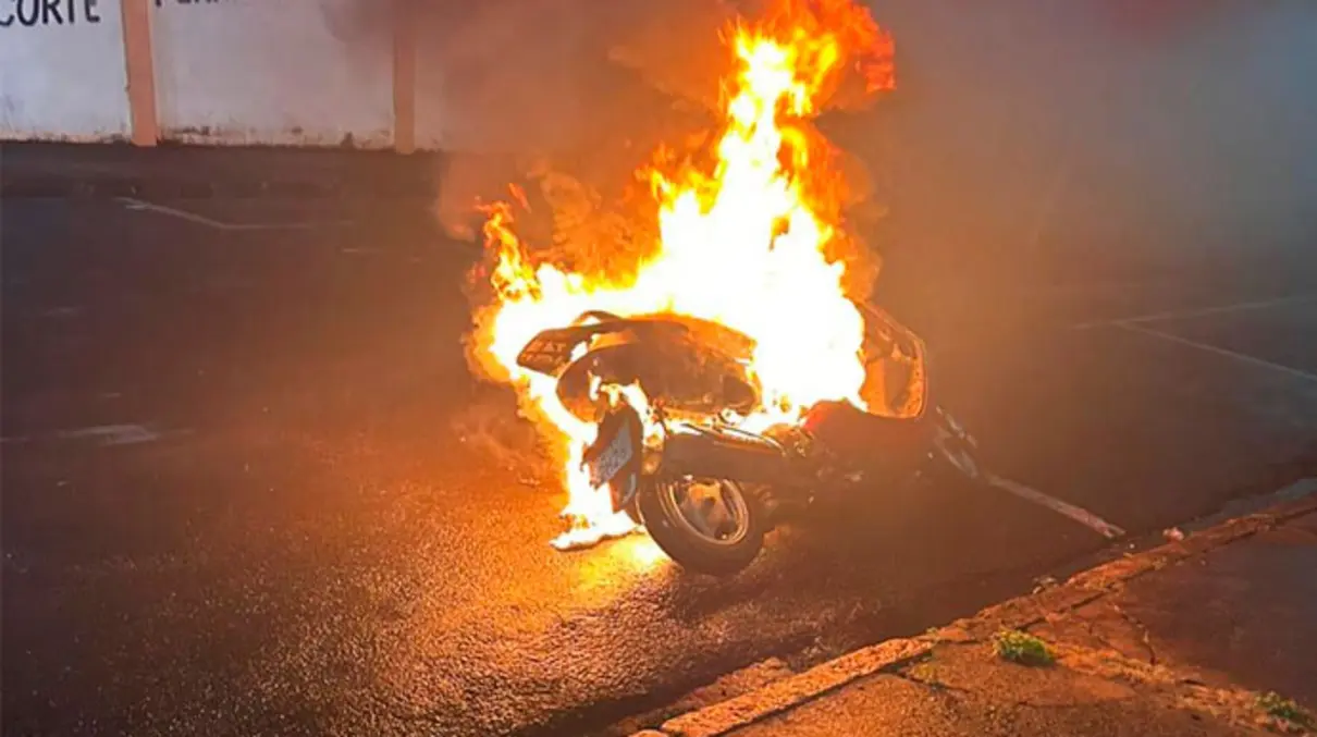 Moto pega fogo e fica destruída em via pública de Assis 6 Uma motocicleta foi consumida pelas chamas em uma via pública de Assis. Equipes de socorro atenderam a ocorrência e investigam as causas do incêndio.