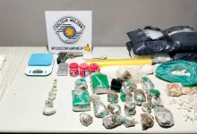 Polícia Militar realiza operação em Palmital e prende suspeito com porções de entorpecentes e um simulacro de arma de fogo. Confira os detalhes.