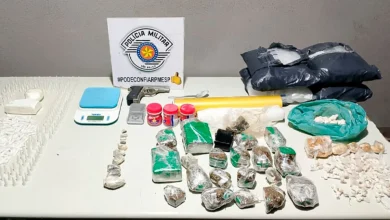Polícia Militar realiza operação em Palmital e prende suspeito com porções de entorpecentes e um simulacro de arma de fogo. Confira os detalhes.