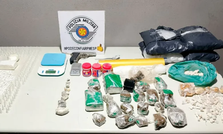 Polícia Militar realiza operação em Palmital e prende suspeito com porções de entorpecentes e um simulacro de arma de fogo. Confira os detalhes.