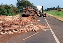 Acidente envolvendo carreta carregada de madeira causa interdição em alça de acesso no trevo entre Assis e Paraguaçu Paulista. Confira os detalhes.