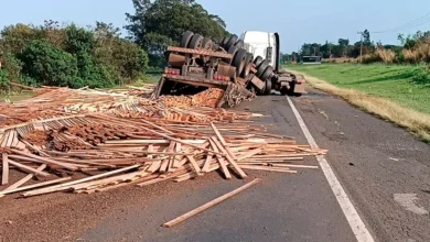 Carreta com madeira tomba e bloqueia acesso entre Assis e Paraguaçu 3 Acidente envolvendo carreta carregada de madeira causa interdição em alça de acesso no trevo entre Assis e Paraguaçu Paulista. Confira os detalhes.