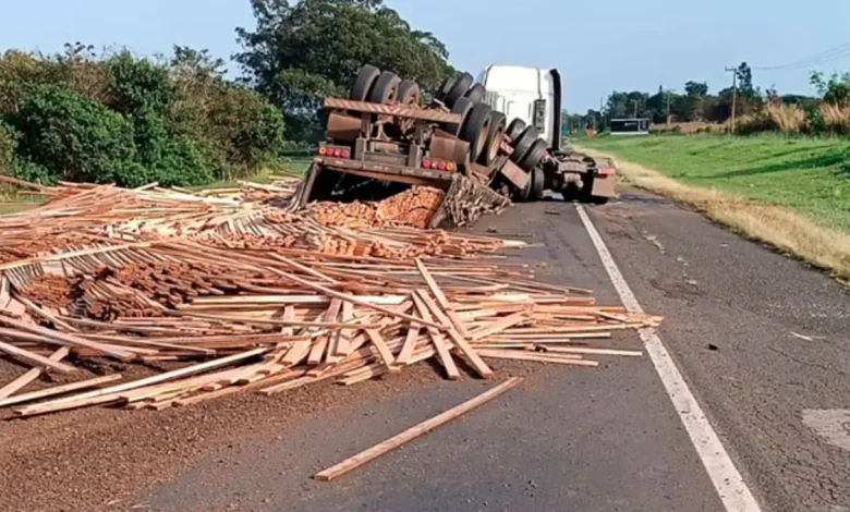 Acidente envolvendo carreta carregada de madeira causa interdição em alça de acesso no trevo entre Assis e Paraguaçu Paulista. Confira os detalhes.