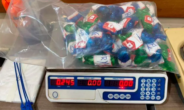 Uma operação policial no Parque Colinas, em Assis, resultou na prisão de um homem e na apreensão de mais de 6kg de maconha. Confira os detalhes desta ocorrência.