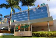 As ações da MRV saltaram mais de 10% na Bolsa apesar do prejuízo de R$ 626 milhões. Descubra os motivos por trás da reação otimista do mercado financeiro.