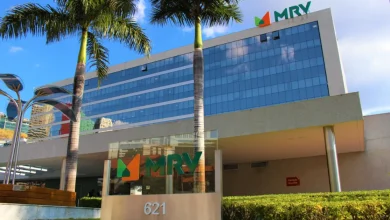 As ações da MRV saltaram mais de 10% na Bolsa apesar do prejuízo de R$ 626 milhões. Descubra os motivos por trás da reação otimista do mercado financeiro.