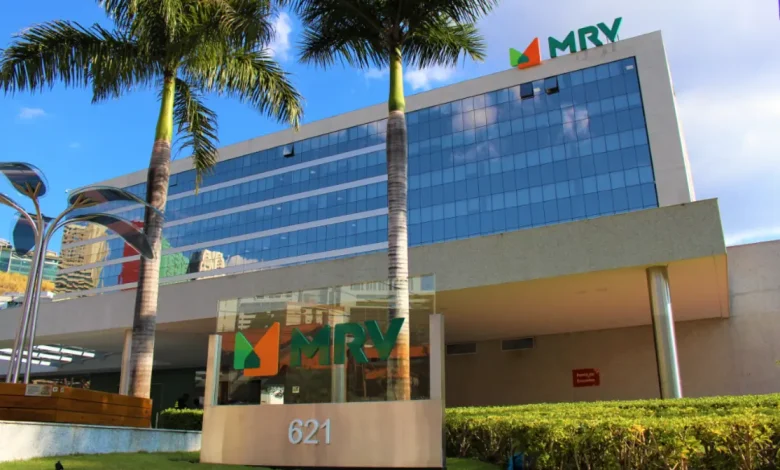 As ações da MRV saltaram mais de 10% na Bolsa apesar do prejuízo de R$ 626 milhões. Descubra os motivos por trás da reação otimista do mercado financeiro.