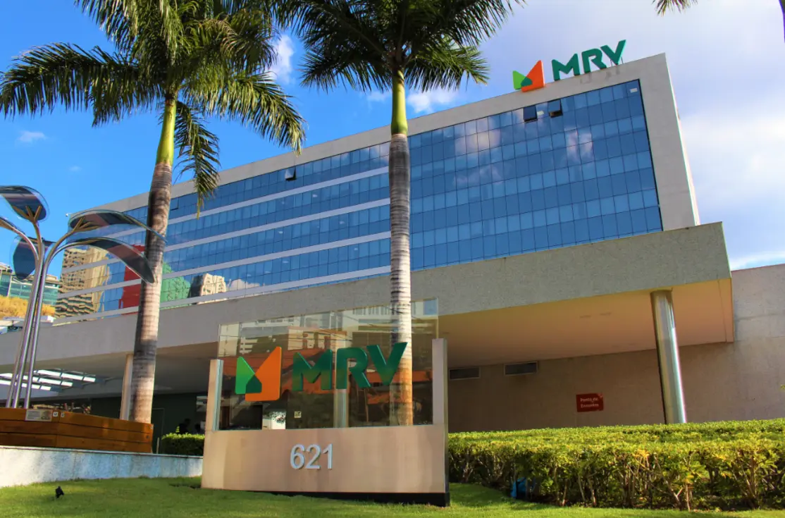 As ações da MRV saltaram mais de 10% na Bolsa apesar do prejuízo de R$ 626 milhões. Descubra os motivos por trás da reação otimista do mercado financeiro.