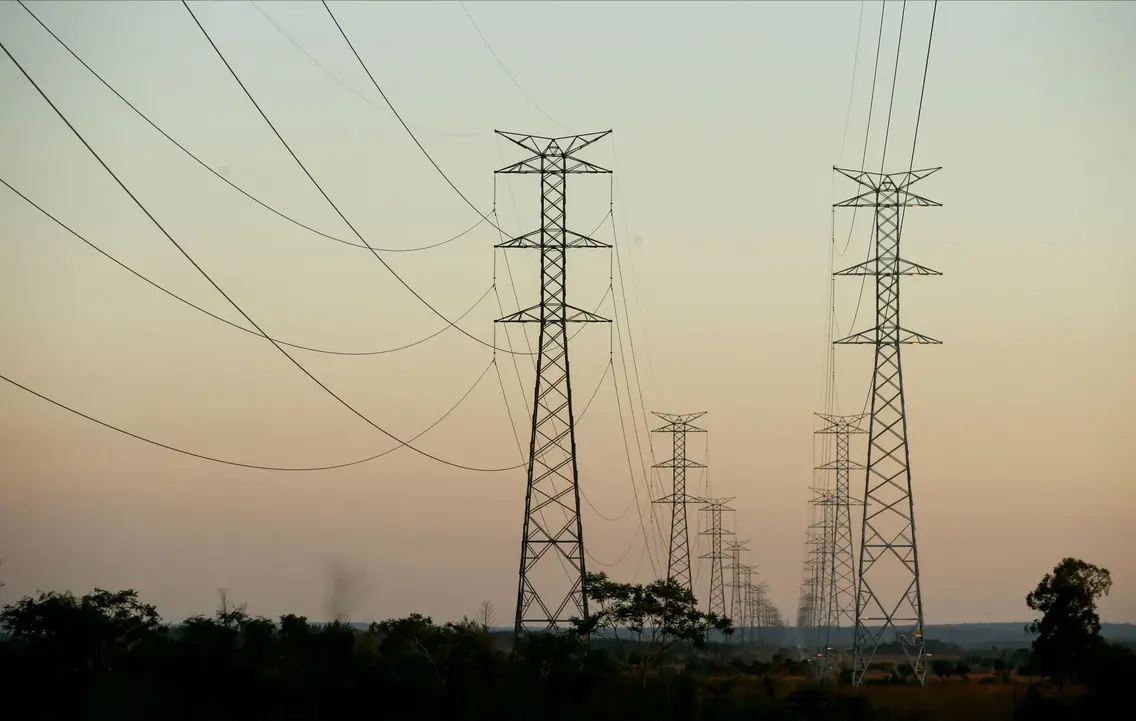 O Operador Nacional do Sistema reavaliou o plano de corte emergencial de energia para o Dia dos Pais. Confira as mudanças e o cenário atual do setor elétrico.