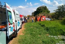 Duas pessoas morreram após um grave acidente envolvendo um caminhão de transporte de leite na rodovia que liga Lutécia a Oscar Bressane.