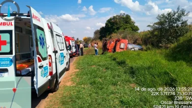 Duas pessoas morreram após um grave acidente envolvendo um caminhão de transporte de leite na rodovia que liga Lutécia a Oscar Bressane.