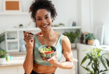 A popularização de dietas criadas por inteligência artificial preocupa especialistas. Entenda os riscos nutricionais e por que o acompanhamento médico é vital.