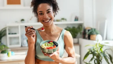A popularização de dietas criadas por inteligência artificial preocupa especialistas. Entenda os riscos nutricionais e por que o acompanhamento médico é vital.