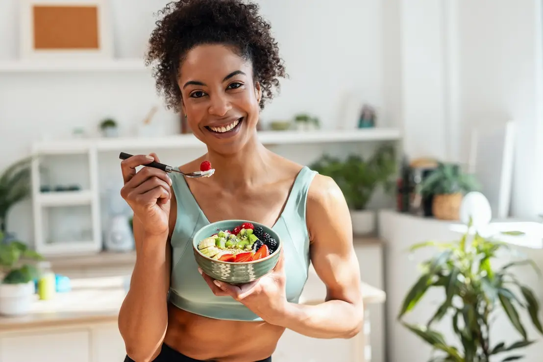 A popularização de dietas criadas por inteligência artificial preocupa especialistas. Entenda os riscos nutricionais e por que o acompanhamento médico é vital.