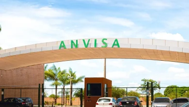 A Anvisa determinou a suspensão imediata de diversos produtos vendidos em farmácias após detectar irregularidades graves. Confira a lista e os riscos.