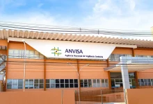 A Anvisa determinou a proibição imediata da comercialização de produtos irregulares como o 'Ozempic natural' e um lote específico do hormônio Nebido.