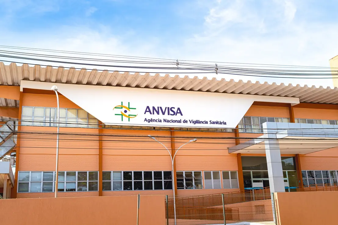 Anvisa proíbe venda de Ozempic natural e lote de hormônio 6 A Anvisa determinou a proibição imediata da comercialização de produtos irregulares como o 'Ozempic natural' e um lote específico do hormônio Nebido.