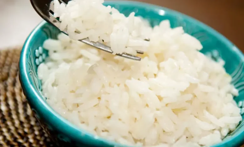 Descubra as técnicas culinárias essenciais para preparar um arroz branco soltinho, saboroso e com a textura perfeita em poucos minutos.