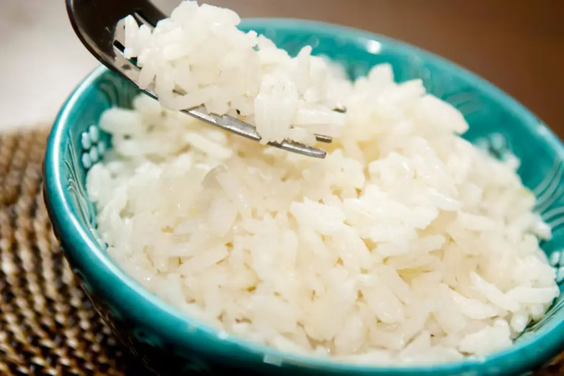 Descubra as técnicas culinárias essenciais para preparar um arroz branco soltinho, saboroso e com a textura perfeita em poucos minutos.