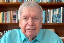 O lendário diretor de TV Boni respondeu com elegância após ser chamado de 'gaga' por internauta em rede social. Confira a repercussão deste caso.