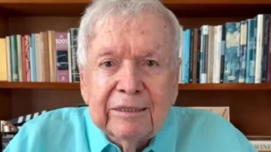 O lendário diretor de TV Boni respondeu com elegância após ser chamado de 'gaga' por internauta em rede social. Confira a repercussão deste caso.