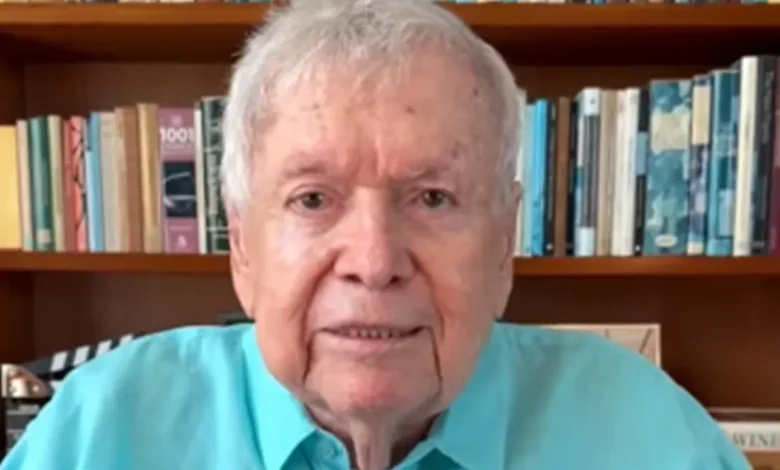 O lendário diretor de TV Boni respondeu com elegância após ser chamado de 'gaga' por internauta em rede social. Confira a repercussão deste caso.