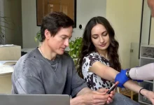 Um biohacker que está em um relacionamento há quatro anos revelou uma rotina inusitada: o casal nunca dormiu na mesma cama. Entenda os motivos.