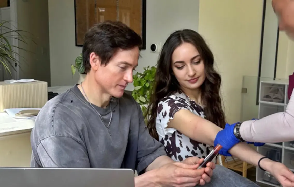 Um biohacker que está em um relacionamento há quatro anos revelou uma rotina inusitada: o casal nunca dormiu na mesma cama. Entenda os motivos.