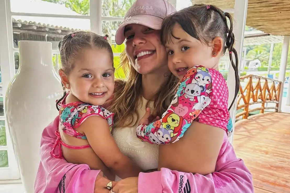 Virginia Fonseca revela cirurgias das filhas Maria Alice e Flor 6 A influenciadora Virginia Fonseca confirmou que as filhas Maria Alice e Maria Flor passaram por procedimentos cirúrgicos recentemente. Saiba mais detalhes.