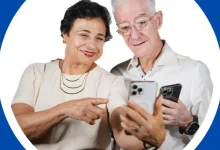 Um casal inspirador criou um perfil nas redes sociais para ensinar pessoas com mais de 60 anos a dominarem o celular e perderem o medo da tecnologia.