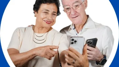 Um casal inspirador criou um perfil nas redes sociais para ensinar pessoas com mais de 60 anos a dominarem o celular e perderem o medo da tecnologia.