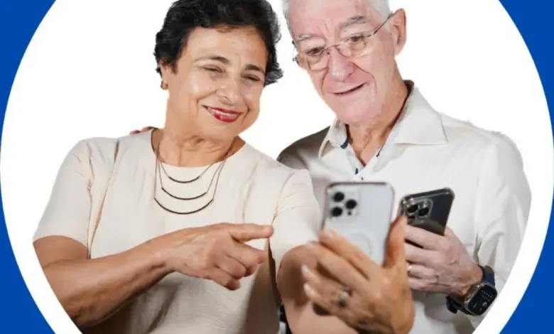Um casal inspirador criou um perfil nas redes sociais para ensinar pessoas com mais de 60 anos a dominarem o celular e perderem o medo da tecnologia.