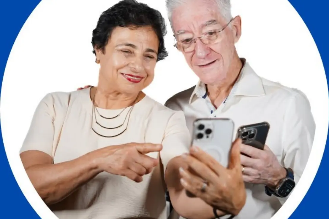 Um casal inspirador criou um perfil nas redes sociais para ensinar pessoas com mais de 60 anos a dominarem o celular e perderem o medo da tecnologia.