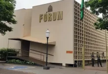 Após atirar na cabeça da ex-mulher, acusado enfrentará o Tribunal do Júri em Cândido Mota. Confira os detalhes desta decisão judicial.