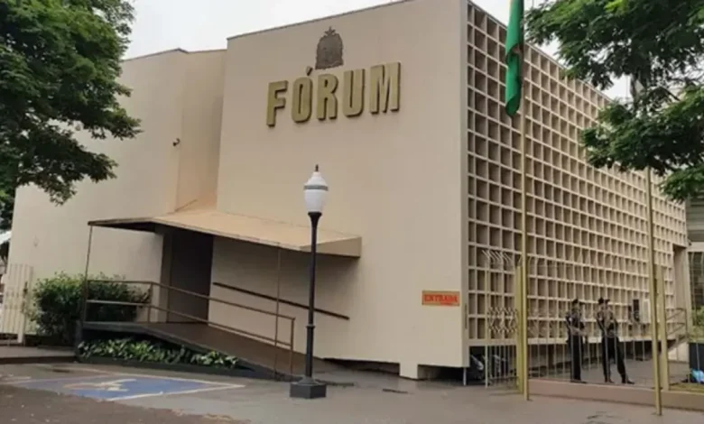 Após atirar na cabeça da ex-mulher, acusado enfrentará o Tribunal do Júri em Cândido Mota. Confira os detalhes desta decisão judicial.