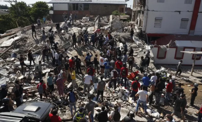 Autoridades colombianas impõem toque de recolher após relatos de criminosos ameaçarem moradores em região devastada por terremoto. Confira os detalhes.