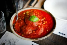 Aprenda truques infalíveis de chefs para neutralizar a acidez do molho de tomate usando ingredientes simples que você já tem na cozinha. Confira agora!